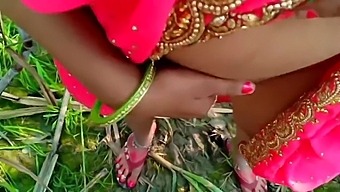 Desi Aunty Enjoys Outdoor Doggy Style And Handjob In The Fields